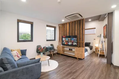 Apartment mit zwei Schlafzimmern und Balkon — SaziHome Le Thanh Tong Hanoi
